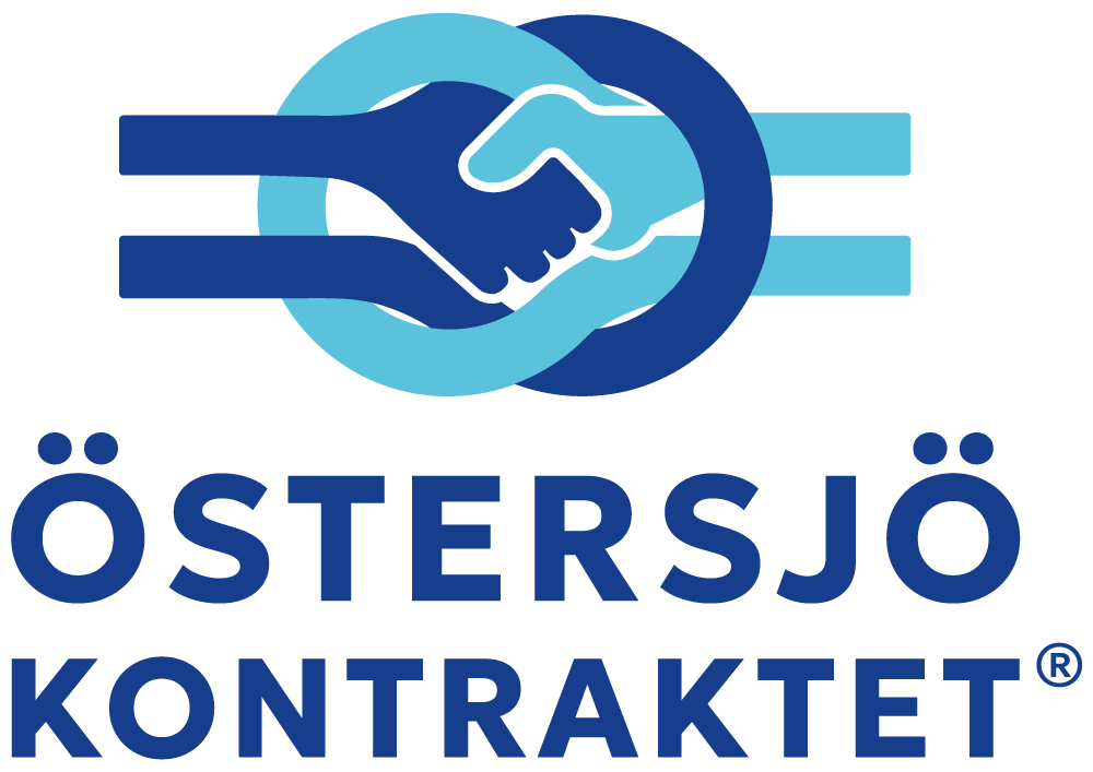 Logotyp med två stiliserade händer som skakar inom sammanlänkade blå cirklar, ovanför texten "ÖSTERSJÖ KONTRAKTET" i feta blå bokstäver - vilket återspeglar vårt Ecotech-engagemang för hållbara lösningar.